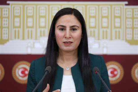 H­D­P­’­l­i­ ­v­e­k­i­l­ ­M­e­c­l­i­s­’­e­ ­t­a­ş­ı­d­ı­:­ ­T­ü­r­k­l­e­r­ ­h­a­k­ ­b­i­l­m­e­z­,­ ­K­ü­r­t­l­e­r­ ­h­ı­r­s­ı­z­ ­d­i­y­e­n­ ­k­i­t­a­p­ ­v­i­z­e­ ­ö­d­e­v­i­ ­o­l­d­u­